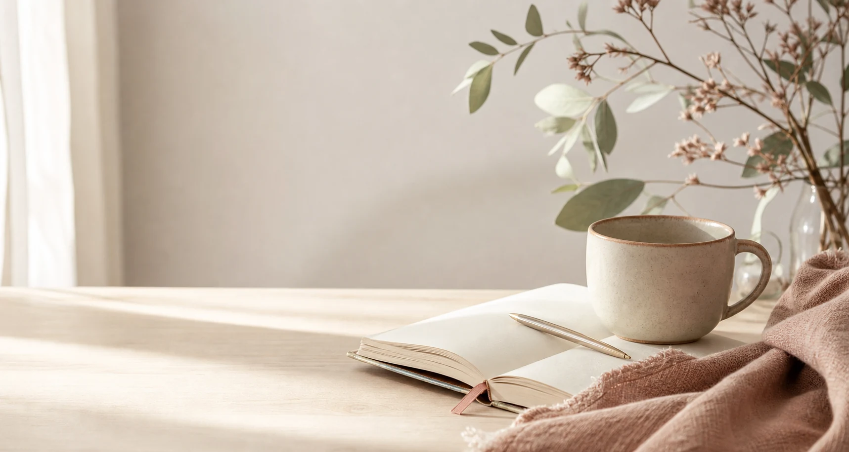 Caderno, xícara e flores em composição clara