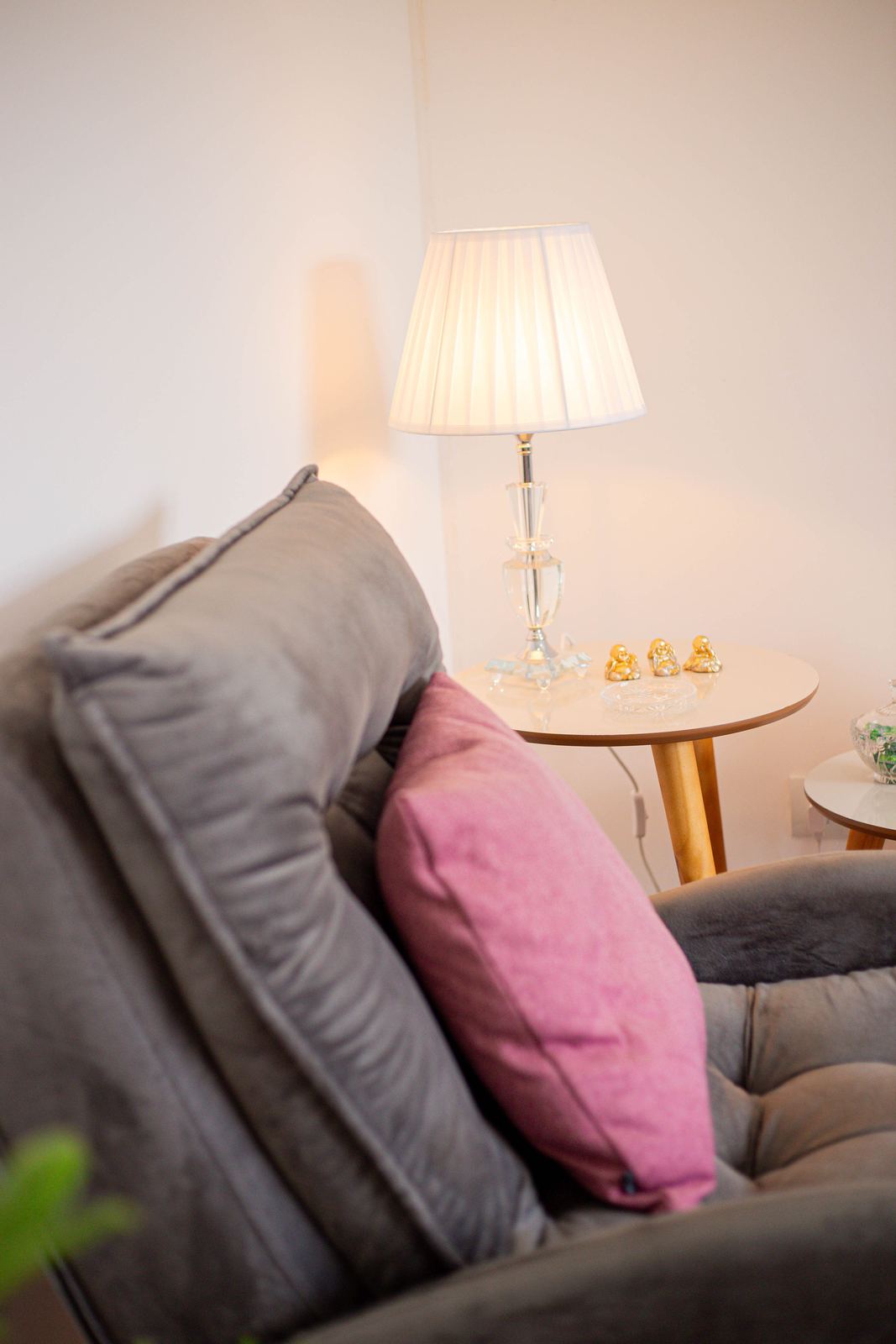 Ambiente clínico acolhedor com poltrona, almofada e luminária