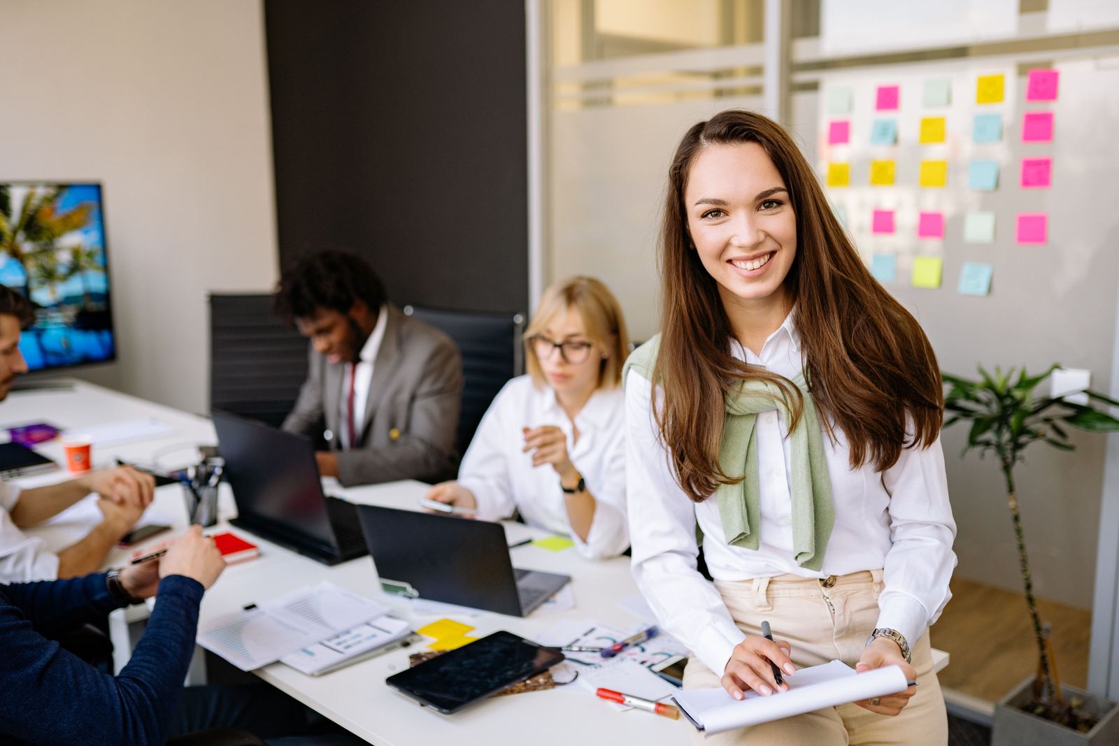 Equipe reunida em sala de trabalho colaborativo