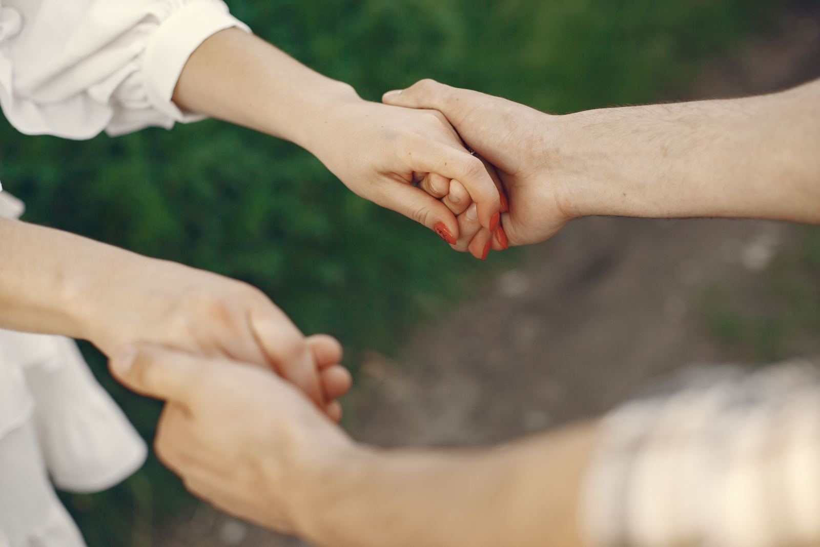 Duas pessoas de mãos dadas em gesto de apoio